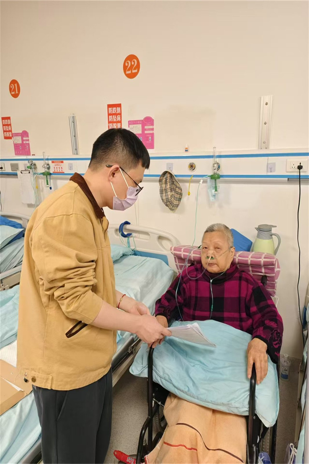 暖心服务进病房，，，，，业务办理零距离.jpg